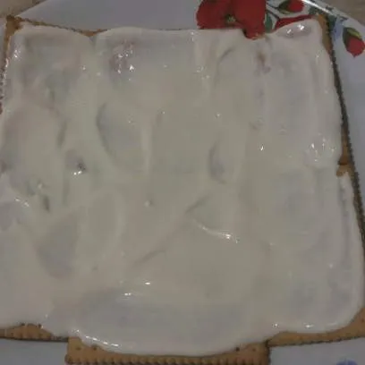 Торт из печенья без выпечки с творогом и сметаной