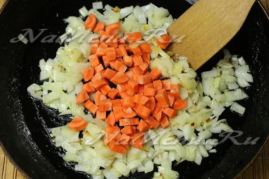 Прожариваем лук и морковь