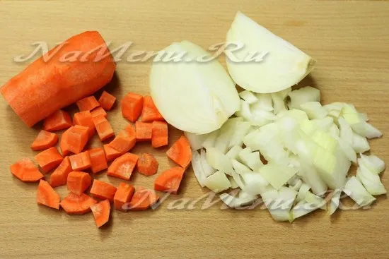 Режем лук мелко, кубиками, морковку нарезаем