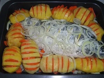 рыба и овощи перед отправкой в духовку