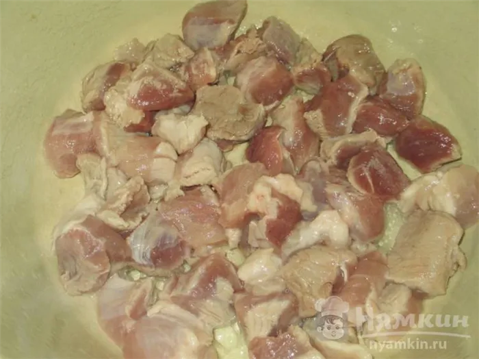 Соус со свининой и тающим во рту картофелем в казане - фото шаг 4