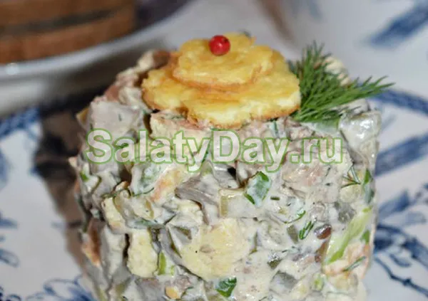 Оригинальный салат «Мельник» с куриной печенью, сырным блинчиком