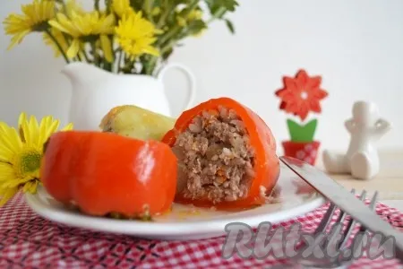 Сочные, ароматные и вкусные фаршированные перцы, приготовленные в томатно-сметанном соусе, подать на стол в теплом виде. 