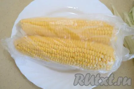 Поместить кукурузу в прозрачный полиэтиленовый пакет, предназначенный для хранения пищевых продуктов.