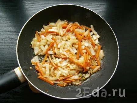 Очищенные лук и морковь нарезать произвольными кусочками, выложить на сковороду, влить 2-3 столовые ложки растительного масла и обжарить на среднем огне, помешивая, до мягкости.