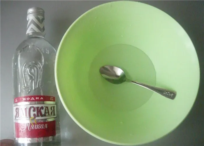 вода, смешанная с водкой, в зеленой пластиковой миске с ложкой на столе, рядом бутылка водки