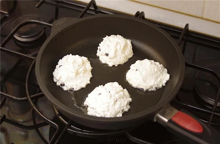 Выложить тесто на сковороду в форме круглых сырников