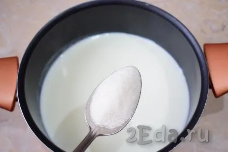 В закипевшее молоко добавьте сахар и щепотку соли. Количество сахара можно изменить по своему вкусу.