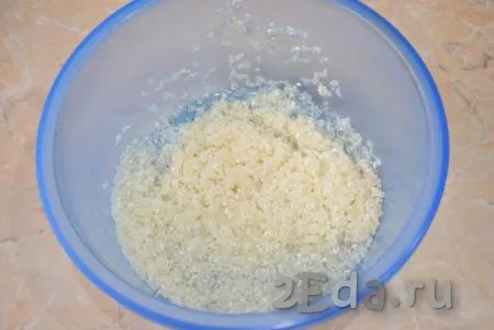 Пока молоко греется, промойте рис несколько раз в холодной воде, затем всю воду с него слейте.