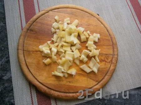 Перец болгарский, предварительно очищенный от семян с плодоножкой, нарезать квадратиками.