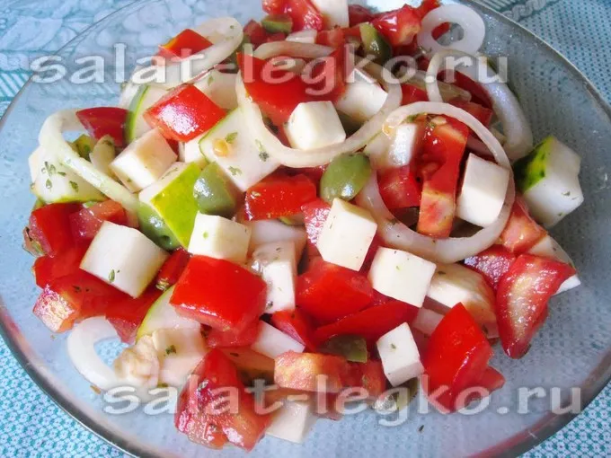 Салат с сыром моцарелла, помидорами и огурцами