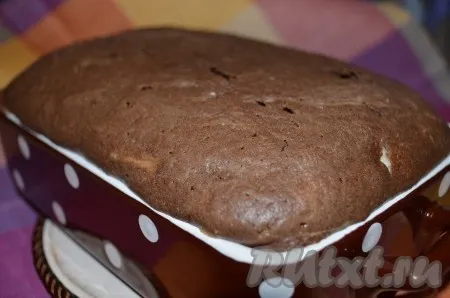 Выпекать шоколадно-творожный пирог при 180 градусах 30-40 минут. Остудить на решетке. 