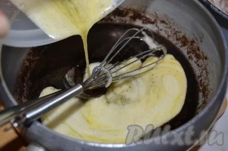 Соединить шоколадно-масляную смесь со взбитыми яйцами.