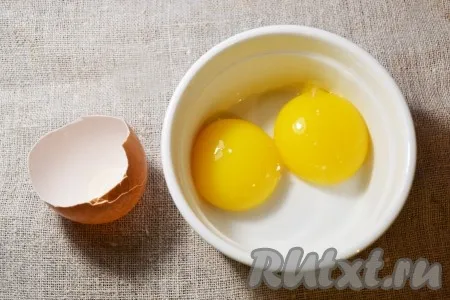 К маслу и сахару добавляем два куриных яйца. 