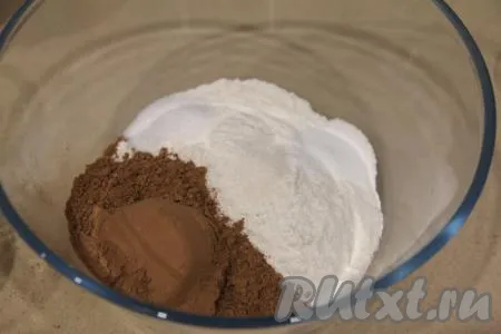 В объёмной миске соединить муку, какао, сахар и соль, перемешать сухие ингредиенты.