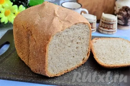Красивый, румяный, очень вкусный бездрожжевой хлеб, приготовленный на ржаной закваске, вынуть из ведёрка хлебопечки, остудить на решётке и можно разрезать.