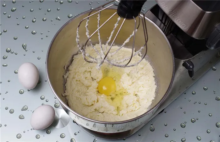В масляную смесь по одному ввести яйца