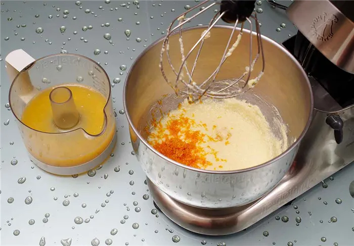 Добавить в тесто апельсиновую цедру и сок