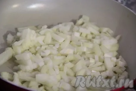  Лук почистить и мелко нарезать. Выложить лук в сковороду с добавлением растительного масла.