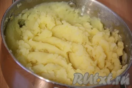 С картошки слить воду и размять до однородности. Приготовленное картофельное пюре должно быть густым. 