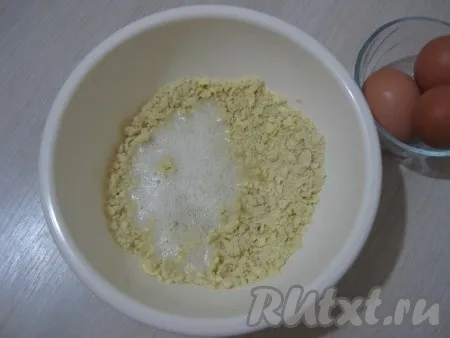 Добавляем смесь из яйца и сахара в крошку из муки и масла, замешиваем тесто. 