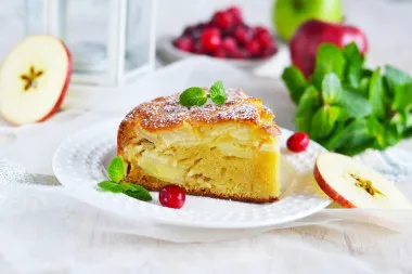 Заливной пирог с яблоками в духовке