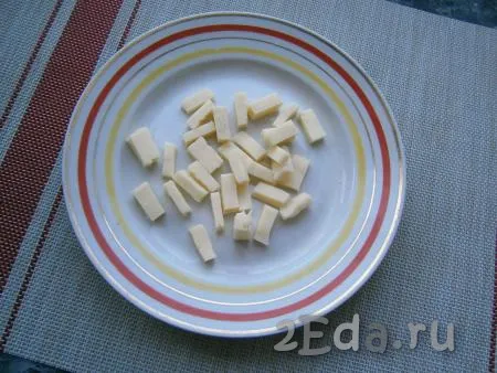 30 грамм сыра нарезать небольшими, короткими брусочками.