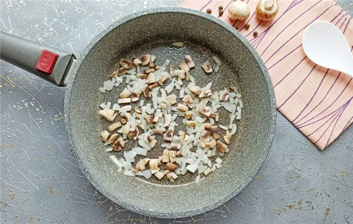 Фото рецепта - Курица с грибами в мешочках из слоеного теста - шаг 3