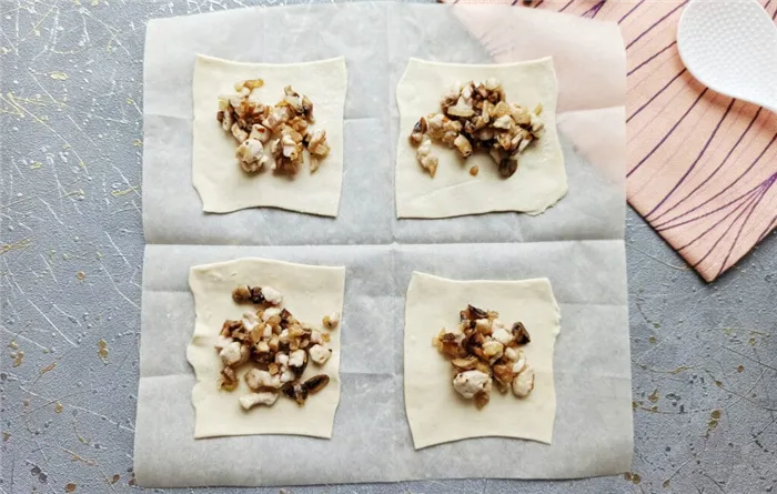 Фото рецепта - Курица с грибами в мешочках из слоеного теста - шаг 7