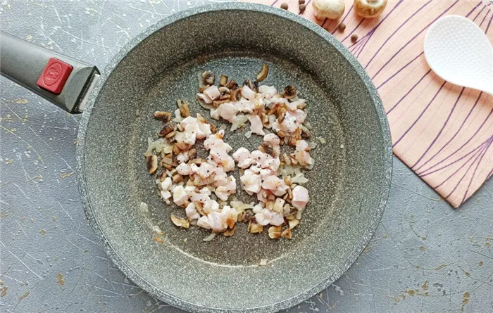 Фото рецепта - Курица с грибами в мешочках из слоеного теста - шаг 5