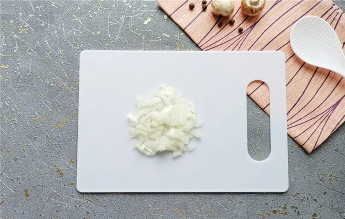 Фото рецепта - Курица с грибами в мешочках из слоеного теста - шаг 1