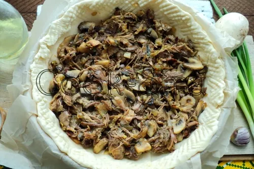 слоеный пирог с курицей и грибами