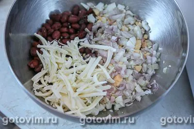 Салат со шпротами, фасолью и плавленым сырком, Шаг 07