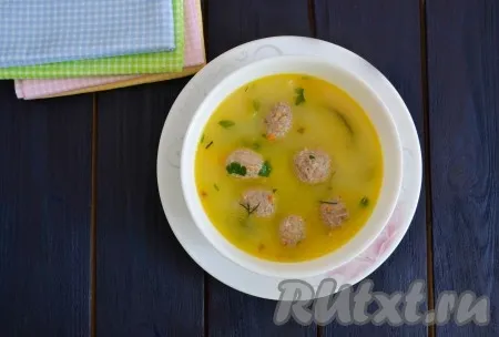 Сытный, ароматный и очень вкусный суп с чечевицей и фрикадельками разлить по тарелкам и подать на стол в теплом виде. 