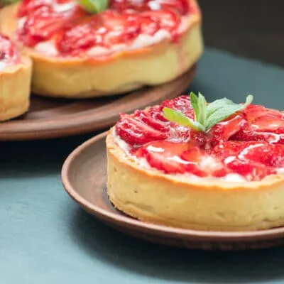 Тарталетки с творожной начинкой и ягодами - рецепт с фото