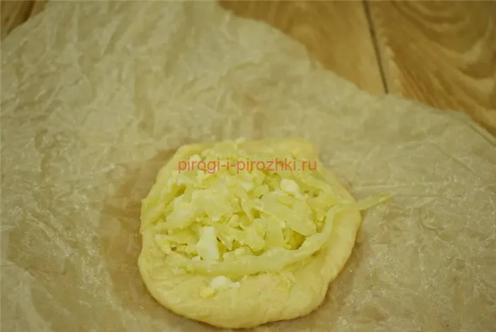 Приготовление жареных пирожков со свежей капустой и яйцом шаг 9