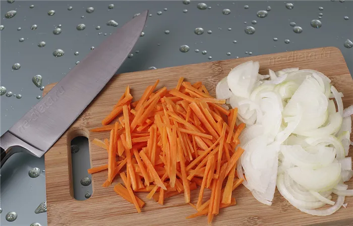 Репчатый лук нарезать полукольцами, морковь - соломкой