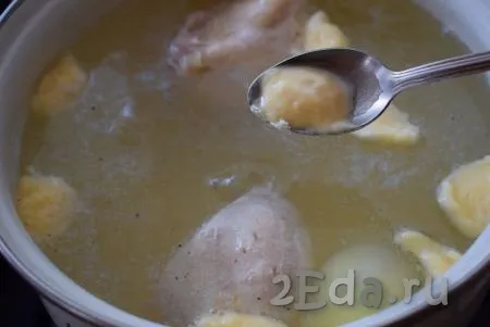 Когда картофель сварится, добавляем в куриный суп по половине чайной ложки теста для галушек, обмакивая ложку каждый раз в кипящий суп (благодаря обмакиванию ложки в суп, тесто будет легко отделяться от ложки).