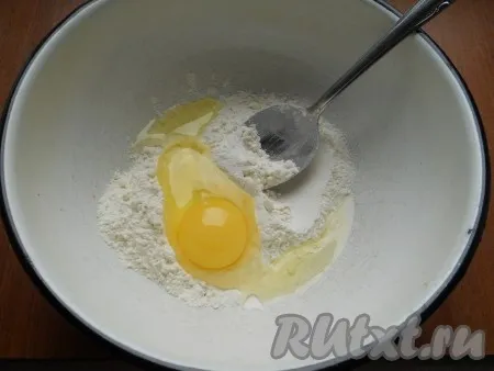 К муке добавить яйцо и соль.