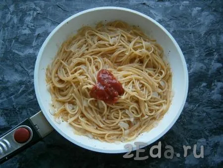 Прикрыть сковороду крышкой и на самом слабом огне готовить спагетти 7 минут, после чего добавить томатный соус, перемешать, протушить 1-2 минуты.