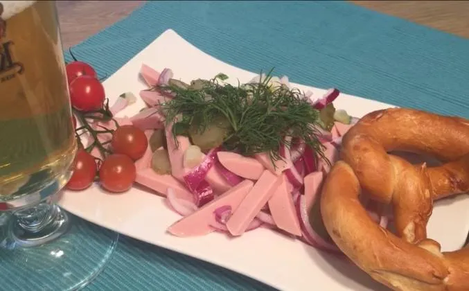 Салат баварский с колбасой рецепт
