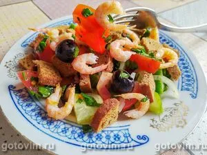 Салат с креветками, огурцом, помидорами и ржаными сухариками