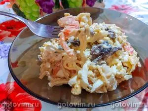 Салат с сыром, грибами и креветками