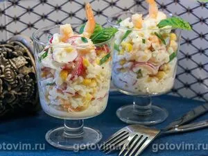 Рисовый салат с креветками, кукурузой и редисом 