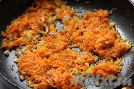 Пока тесто отдыхает, приготовить начинку. Картофель предварительно очистить, залить водой и отварить до готовности (варим 20-25 минут), слить с него воду и потолочь в пюре. Морковку и лук очистить. Натёртую морковь и нарезанный лук обжарить на среднем огне, помешивая, на растительном масле до золотистого цвета.