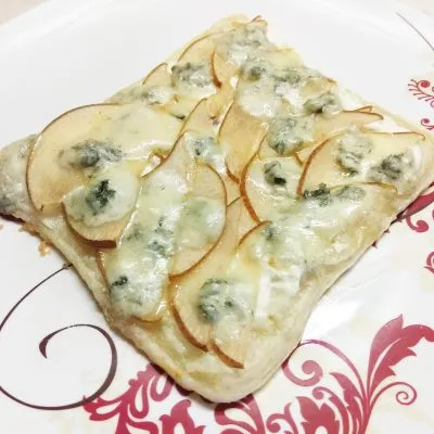 Пирог на слоенном тесте с голубым сыром, творогом и грушей - рецепт с фото