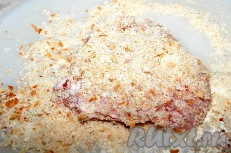 Затем обвалять свинину в панировочных сухарях с двух сторон. Сухари можно использовать покупные, а можно положить белый хлеб в морозилку на 1 час и затем натереть на мелкой тёрке вручную, получатся свежие сухари высокого качества. 