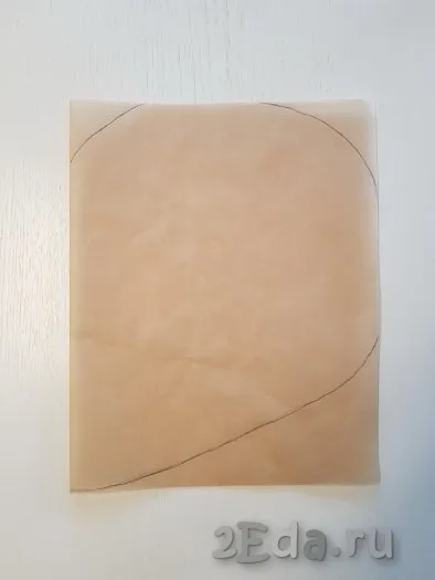 Сначала необходимо отрезать кусок пергаментной бумаги шириной 48-50 см, сложить его, как книжку, и карандашом нарисовать контур половинки сердца (как показано на фото).