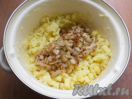Сало с луком добавить в толченый картофель.