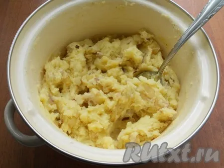 Картофель с салом и луком тщательно перемешать и дать остыть.